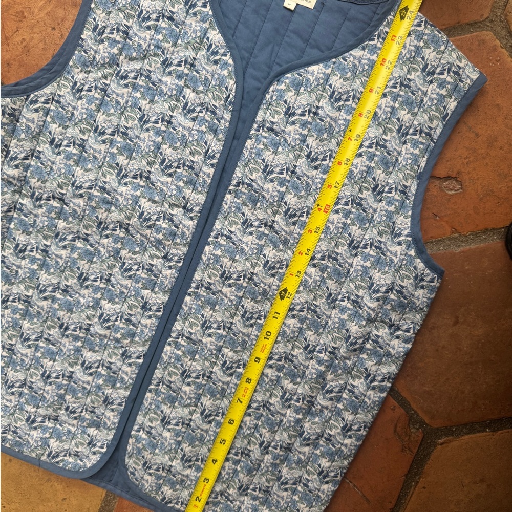 Quilted Reversible Vest in Blue Floral and Solid Navy Yerse M - Picture 3 of 6